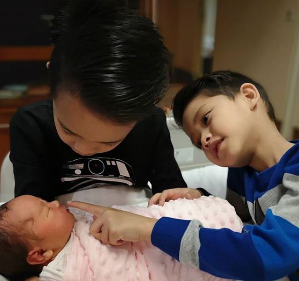 Instagram @sariyanti Barr Al Aliy dan Baasit Al Haq bersama adik kesayangan mereka.